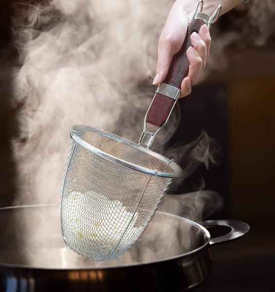 G+ Life Kitchen Inoxidável Massa de Aço Massa Mistura De Malha Aranha, Coador de Macarrão, Cesta de Macarrão de Esforço, para Massa, Ramen, Bolinho, Alimentos Fritos Profundos, com alça de madeira, 2 pacote, diâmetro 5,5 polegadas Imagem de G+ Life Kitchen Inoxidável Massa de Aço Massa Mistura De Malha Aranha, Coador de Macarrão, Cesta de Macarrão de Esforço, para Massa, Ramen, Bolinho, Alimentos Fritos Profundos, com alça de madeira, 2 pacote, diâmetro 5,5 polegadas
