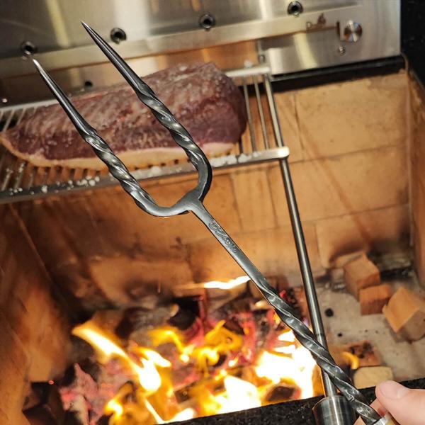 Imagem de Garfo Trinchante Rústico 10' Dávila Forjado Artesanal Para Churrasco Cabo Osso de Búfalo