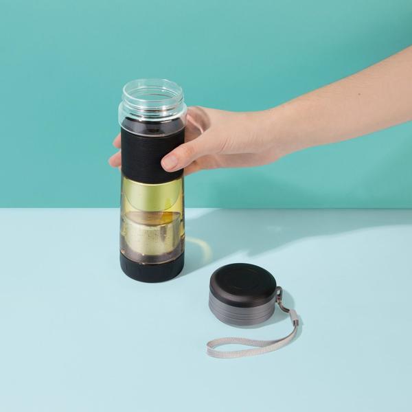 Garrafa com Infusor Preta 550ml Mor Imagem de Garrafa com Infusor Preta 550ml Mor