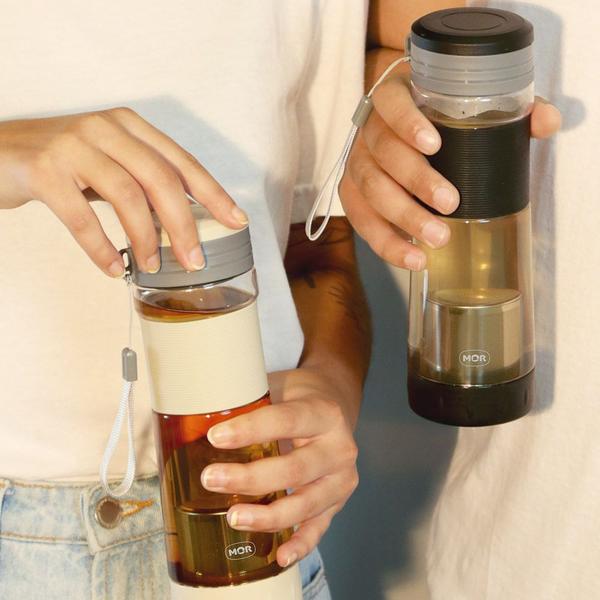 Garrafa com Infusor Preta 550ml Mor Imagem de Garrafa com Infusor Preta 550ml Mor