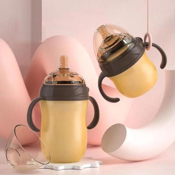 Garrafa de Bebê com Alça de Silicone (150ml/240ml) - 0 a 36 Meses Imagem de Garrafa de Bebê com Alça de Silicone (150ml/240ml) - 0 a 36 Meses