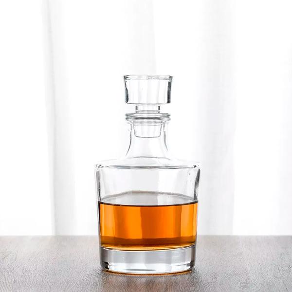 Garrafa Decanter Whisky Licor Conhaque Bourbon Design Norwich Conjunto com 6 Copos DW01 - Vitino Imagem de Garrafa Decanter Whisky Licor Conhaque Bourbon Design Norwich Conjunto com 6 Copos DW01
