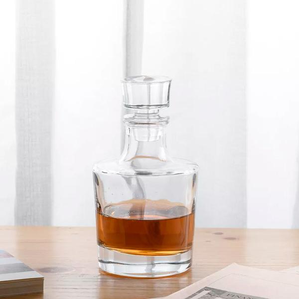 Garrafa Decanter Whisky Licor Conhaque Bourbon Design Norwich Conjunto com 6 Copos DW01 - Vitino Imagem de Garrafa Decanter Whisky Licor Conhaque Bourbon Design Norwich Conjunto com 6 Copos DW01