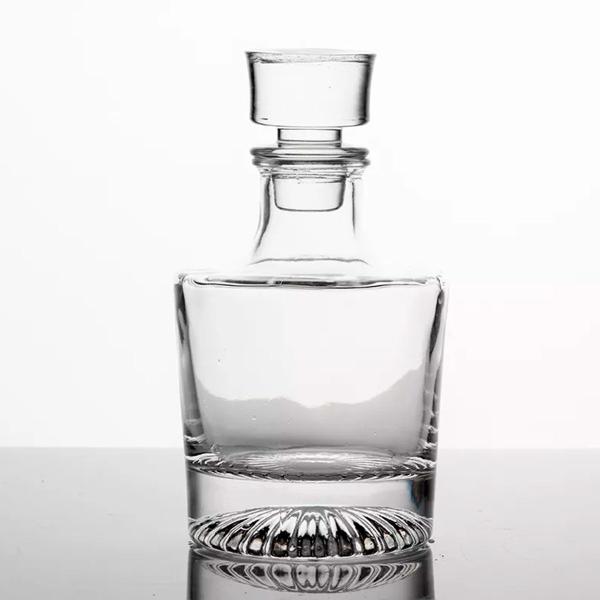Garrafa Decanter Whisky Licor Conhaque Bourbon Design Norwich Conjunto com 6 Copos DW01 - Vitino Imagem de Garrafa Decanter Whisky Licor Conhaque Bourbon Design Norwich Conjunto com 6 Copos DW01