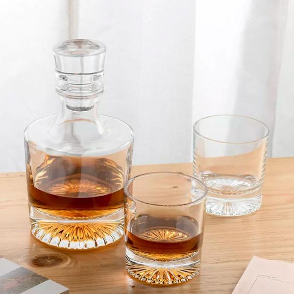Garrafa Decanter Whisky Licor Conhaque Bourbon Design Norwich Conjunto com 6 Copos DW01 - Vitino Imagem de Garrafa Decanter Whisky Licor Conhaque Bourbon Design Norwich Conjunto com 6 Copos DW01