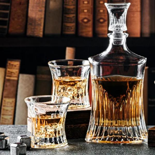 Garrafa Decanter Whisky Vidro Licor 700Ml + 6 Copos - Vacheron Imagem de Garrafa Decanter Whisky Vidro Licor 700Ml + 6 Copos