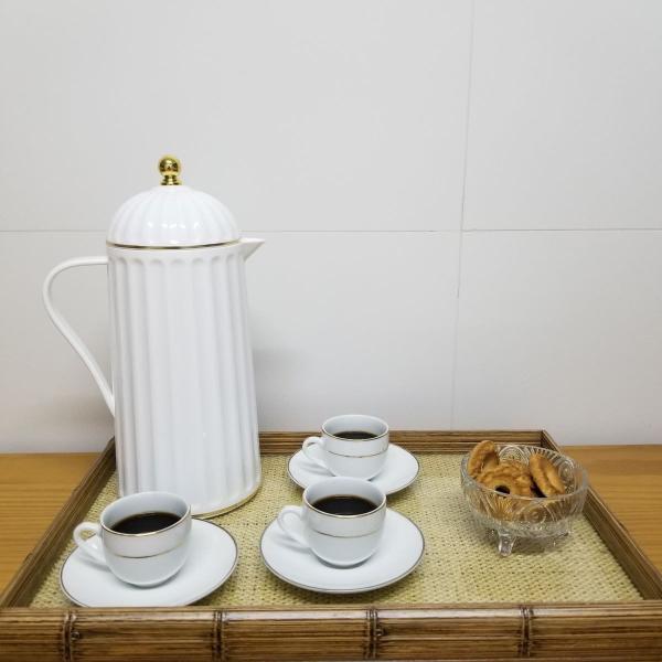 Garrafa Térmica de Café Laradore Roma - Branca e Dourada 1L Imagem de Garrafa Térmica de Café Laradore Roma - Branca e Dourada 1L