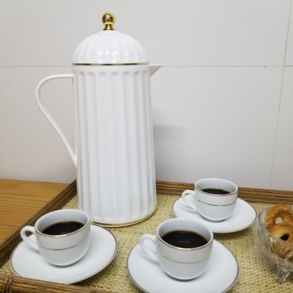 Garrafa Térmica de Café Laradore Roma - Branca e Dourada 1L Imagem de Garrafa Térmica de Café Laradore Roma - Branca e Dourada 1L
