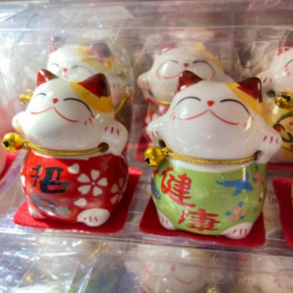 Imagem de Gato Da Sorte Oriental Maneki Neko Cerâmica Kit 5 Cores