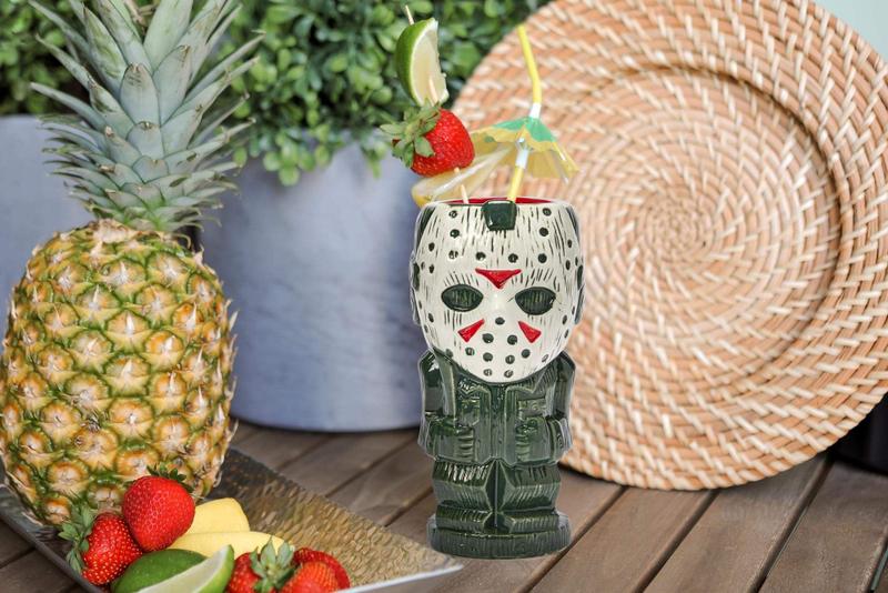 Imagem de Geeki Tikis Sexta-feira 13 Jason Voorhees Caneca  Sexta-feira oficial A 13ª Copa de Cerâmica Estilo Tiki Colecionável de Horror  Detém 26 onças