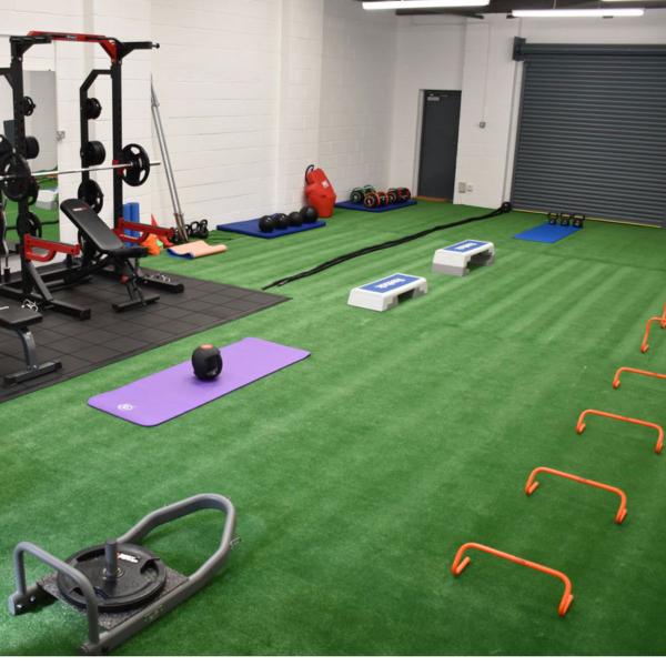 Grama Sintética 12mm (18m²) 2,00m x 9,00m SafeGrass - BECSHOP ONLINE Imagem de Grama Sintética 12mm (18m²) 2,00m x 9,00m SafeGrass