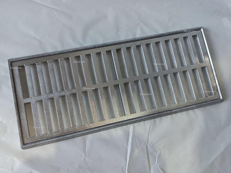 Grelha Linear 20x50 Alumínio com Suporte Quintal - Ficone Decor - Ficone Reis Imagem de Grelha Linear 20x50 Alumínio com Suporte Quintal - Ficone Decor