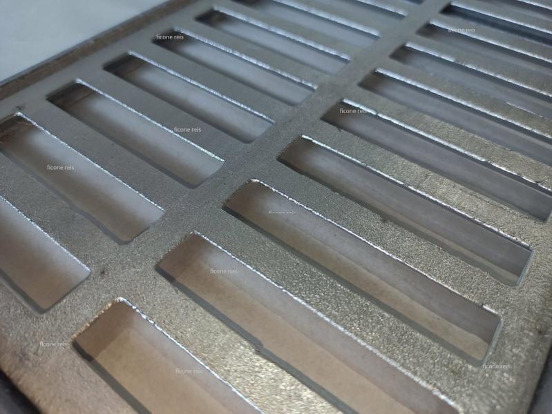 Grelha Linear 20x50 Alumínio com Suporte Quintal - Ficone Decor - Ficone Reis Imagem de Grelha Linear 20x50 Alumínio com Suporte Quintal - Ficone Decor
