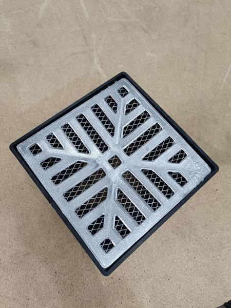 Grelha Pluvial 15x15 Concava Quintal Coletora 75mm e Tela - Ficone & Reis Imagem de Grelha Pluvial 15x15 Concava Quintal Coletora 75mm e Tela