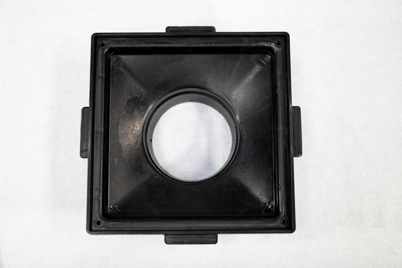 Grelha Pluvial 20X20 Reta Aluminio com Coletora Saída Baixa e Tela Anti Insetos PVC - Escovado - Ficone Reis Imagem de Grelha Pluvial 20X20 Reta Aluminio com Coletora Saída Baixa e Tela Anti Insetos PVC - Escovado - Ficone Reis