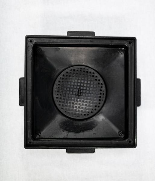 Grelha Pluvial 20X20 Reta Aluminio com Coletora Saída Baixa e Tela Anti Insetos PVC - Escovado - Ficone Reis Imagem de Grelha Pluvial 20X20 Reta Aluminio com Coletora Saída Baixa e Tela Anti Insetos PVC - Escovado - Ficone Reis