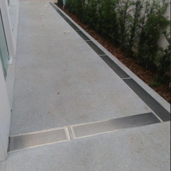 Imagem de Grelha Ralo Linear Perfurada Em Inox 10 x100cm Água Pluvial JJM