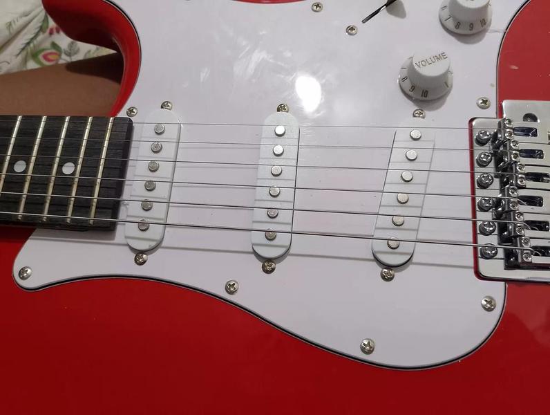 Imagem de  Guitarra Elétrica Vermelha e Branca e Faça Seu Som se Destacar Uma Fusão de Estilo e Performance