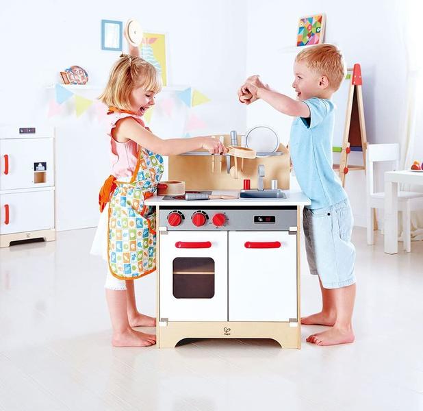 Imagem de Hape Gourmet Kitchen Toy totalmente equipado Wooden Pretend Play Kitchen Set com pia, fogão, forno, armário, botões giratórios e prateleira de especiarias, vermelho