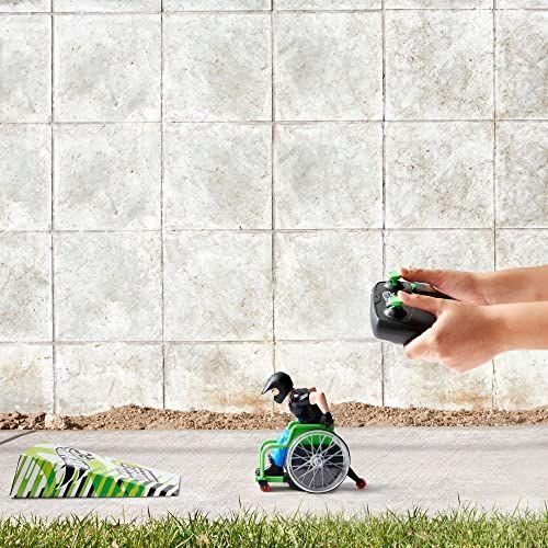 Imagem de Hot Wheels RC Wheelz Stuntin' Cadeira de rodas de controle remoto realiza giros, truques e saltos com Motocross Aaron "Wheelz" Fotheringham Action Figure