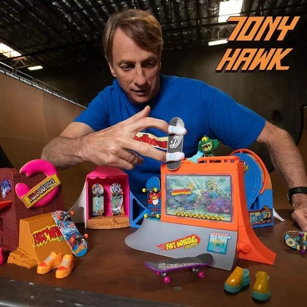 Imagem de Hot wheels skate de dedo shape + tenis - grip & grind - tony  hawk