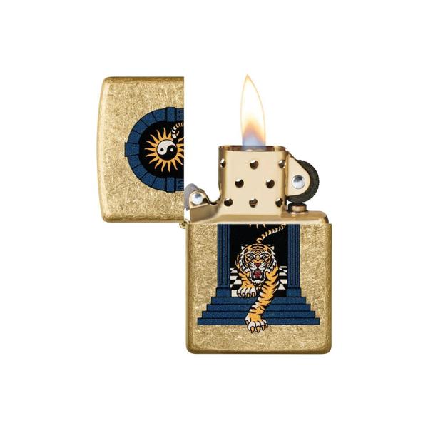 Imagem de Isqueiro de bolso Zippo Tiger com design de tatuagem em latão caído