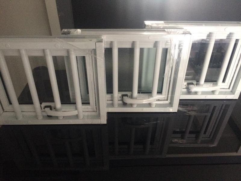 Janela Maxiar Esquadria Brasil Vetx 40X40 Preto Grade - Esquadrias Brasil Vetx Imagem de Janela Maxiar Esquadria Brasil Vetx 40X40 Preto Grade