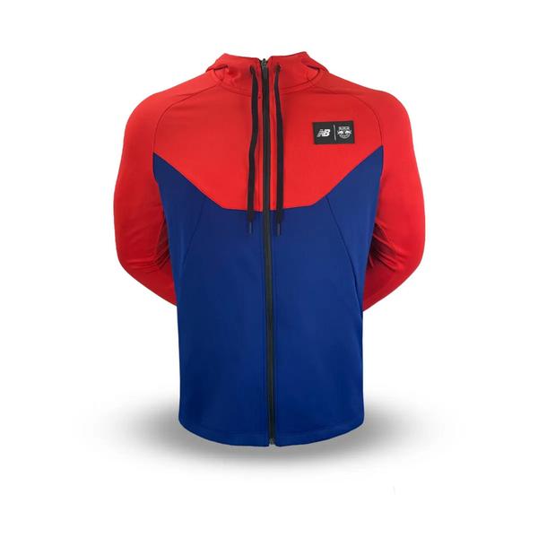 Jaqueta com Capuz Red Bull Bragantino Viagem 2023 New Balance Masculina - Vermelho+Azul Jaqueta com Capuz Red Bull Bragantino Viagem 2023 New Balance Masculina - Vermelho+Azul