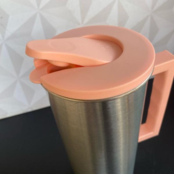 Jarra de inox rosa com alça e tampa grande 1,6 litro para água ou suco de cozinha - clink Imagem de Jarra de inox rosa com alça e tampa grande 1,6 litro para água ou suco de cozinha