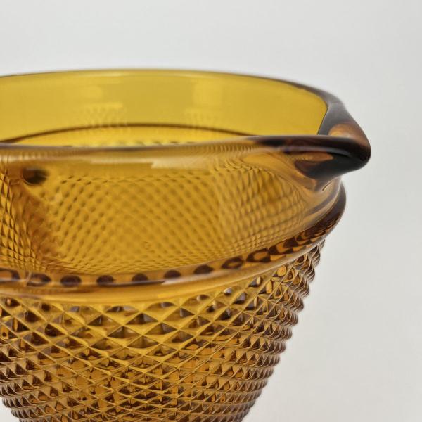 Jarra Vidro com Alça Amarelo Âmbar Relevos Bico de Jaca 1L - In Casa Imagem de Jarra Vidro com Alça Amarelo Âmbar Relevos Bico de Jaca 1L