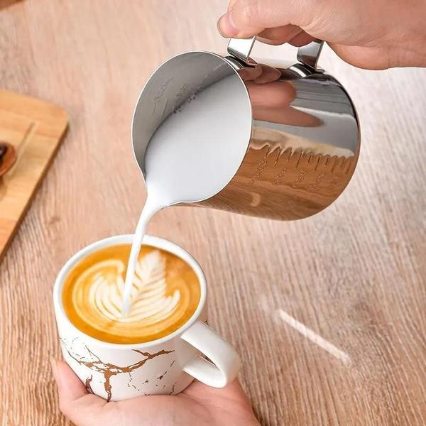 Jarro de Aço Inoxidável para Espumar Leite - Ideal para Café Latte e Cappuccino Imagem de Jarro de Aço Inoxidável para Espumar Leite - Ideal para Café Latte e Cappuccino