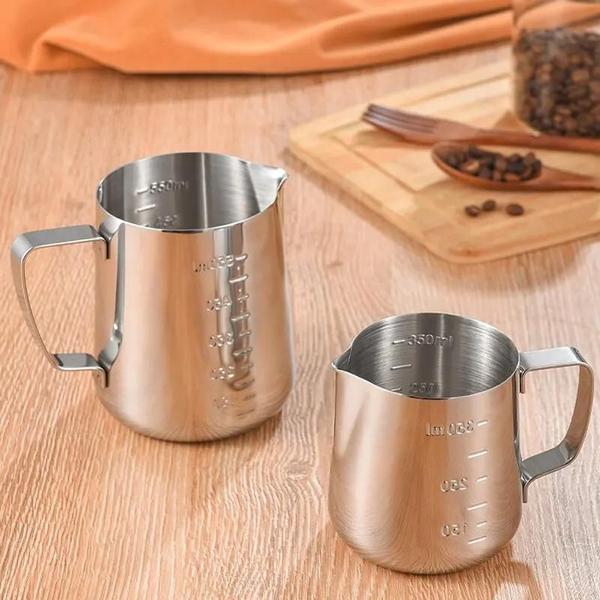 Jarro de Aço Inoxidável para Espumar Leite - Ideal para Café Latte e Cappuccino Imagem de Jarro de Aço Inoxidável para Espumar Leite - Ideal para Café Latte e Cappuccino