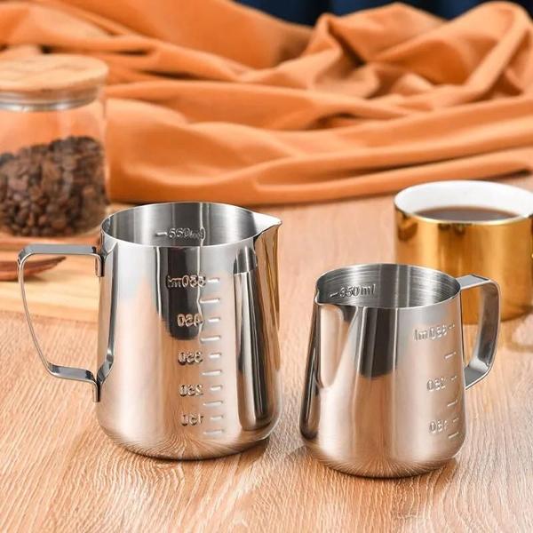 Jarro de Aço Inoxidável para Espumar Leite - Ideal para Café Latte e Cappuccino Imagem de Jarro de Aço Inoxidável para Espumar Leite - Ideal para Café Latte e Cappuccino