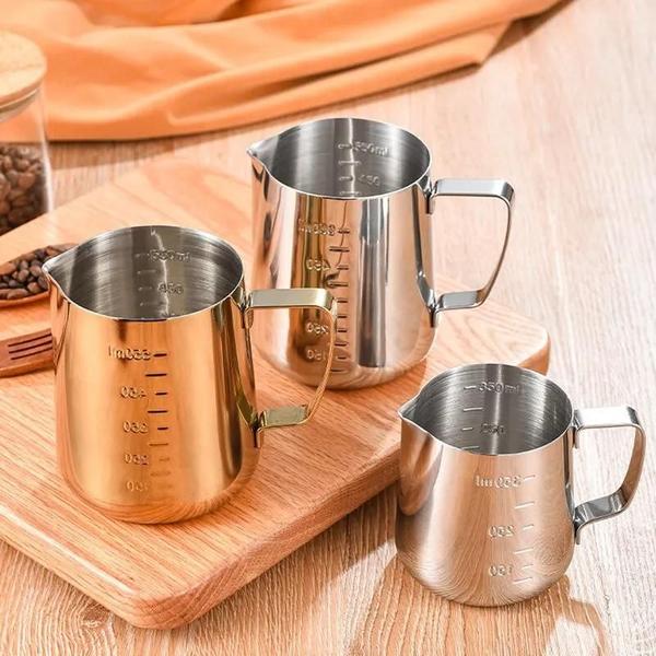 Jarro de Aço Inoxidável para Espumar Leite - Ideal para Café Latte e Cappuccino Imagem de Jarro de Aço Inoxidável para Espumar Leite - Ideal para Café Latte e Cappuccino