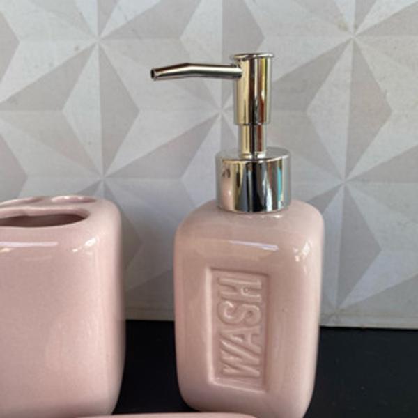 Jogo de banheiro de porcelana rosa com 3 peças porta sabonete e escova - clink Imagem de Jogo de banheiro de porcelana rosa com 3 peças porta sabonete e escova