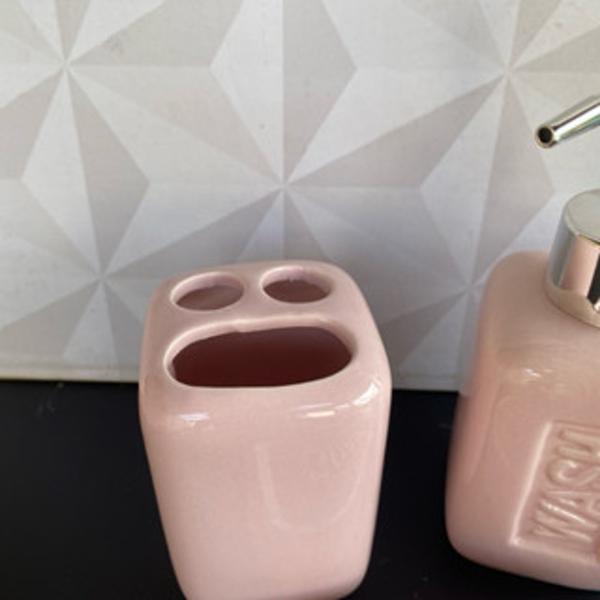 Jogo de banheiro de porcelana rosa com 3 peças porta sabonete e escova - clink Imagem de Jogo de banheiro de porcelana rosa com 3 peças porta sabonete e escova
