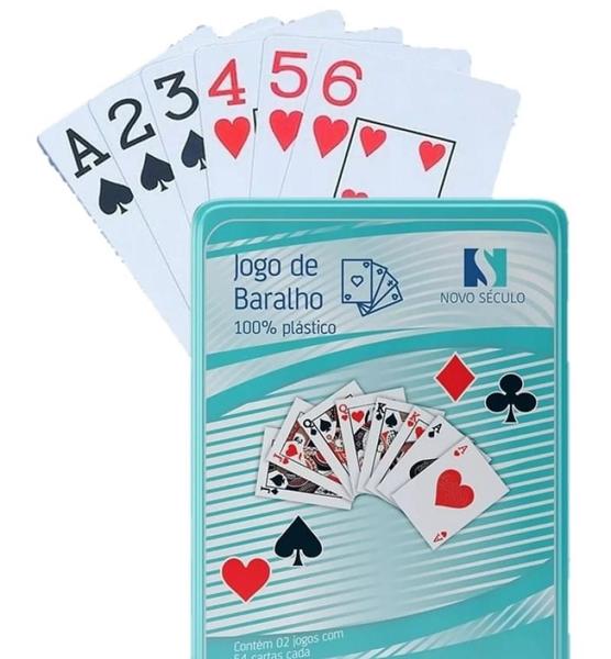 Jogo de Baralho 100% Plástico C/108 Cartas Á Prova Dágua Lata - Novo Século Imagem de Jogo de Baralho 100% Plástico C/108 Cartas Á Prova Dágua Lata - Novo Século
