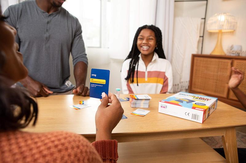 Jogo de cartas Relatable Incohearent Family Edition Age 12+ com 400 cartas - WHAT DO YOU MEME Imagem de Jogo de cartas Relatable Incohearent Family Edition Age 12+ com 400 cartas