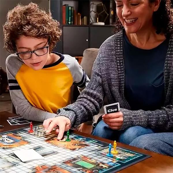 Jogo de Tabuleiro Clue Clássico F6420 - Hasbro Imagem de Jogo de Tabuleiro Clue Clássico F6420 - Hasbro