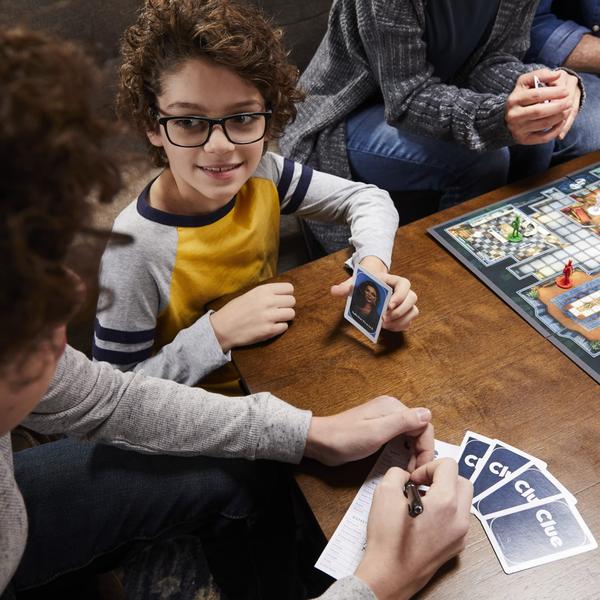 Imagem de Jogo de tabuleiro Hasbro Gaming Clue para crianças de 8 anos ou mais, 2 a 6 jogadores