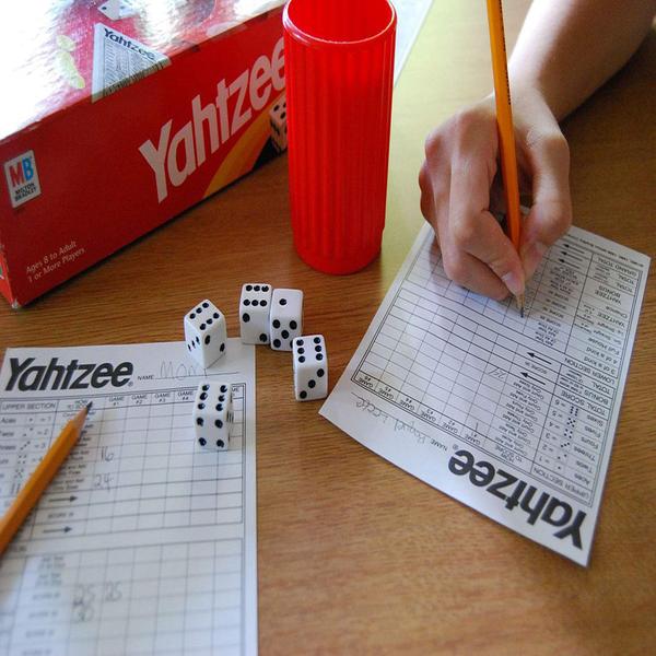 Imagem de Jogo de tabuleiro Yahtzee + Score Pads 80 cartas