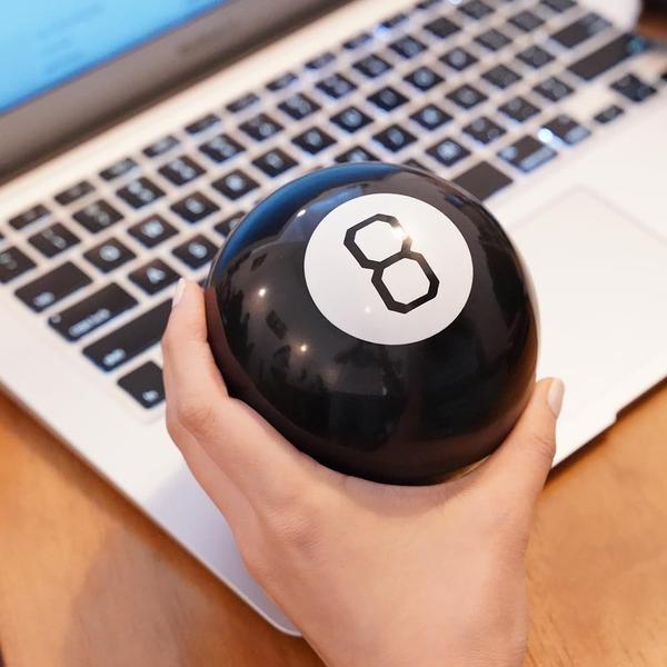 Jogo retrô Fortune Telling Mystic 8 Ball Novelty Black - MystiCabin Imagem de Jogo retrô Fortune Telling Mystic 8 Ball Novelty Black
