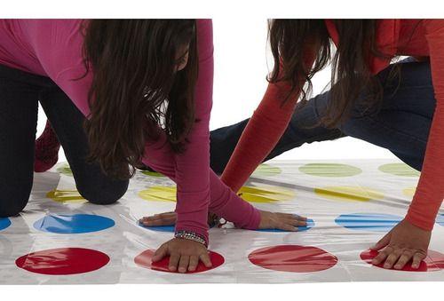 Jogo Twister Refresh Com Tapete Clássico Hasbro Amigos Game Imagem de Jogo Twister Refresh Com Tapete Clássico Hasbro Amigos Game