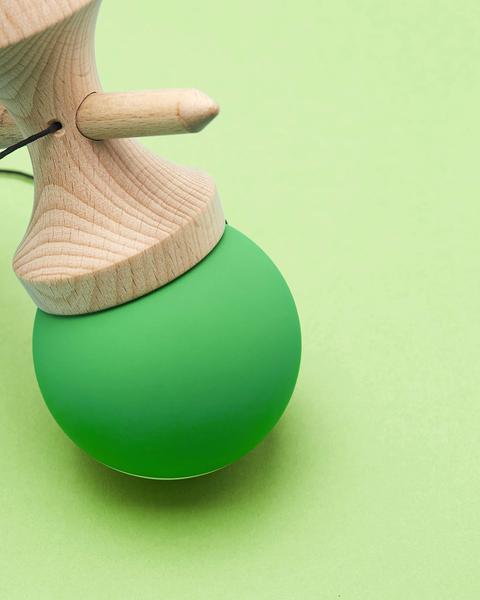 Imagem de Kendama KROM POP Equilíbrio de textura suave verde escuro