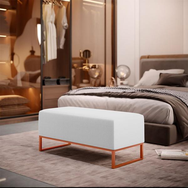 Imagem de Kit 02 Puffs Decorativo Sala De Estar Cléo 90cm W01 Base Ferro Cobre Corano Branco - Lyam Decor