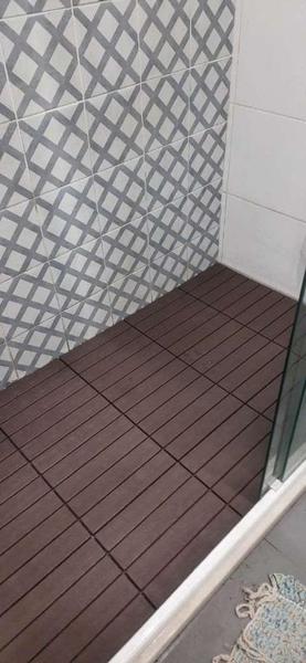 Imagem de KIT 10 DECK MODULAR ANTIDERRAPANTE PLASTICO 30x30 PISCINA VARANDA JARDIM SACADA BOX CHUVEIRO