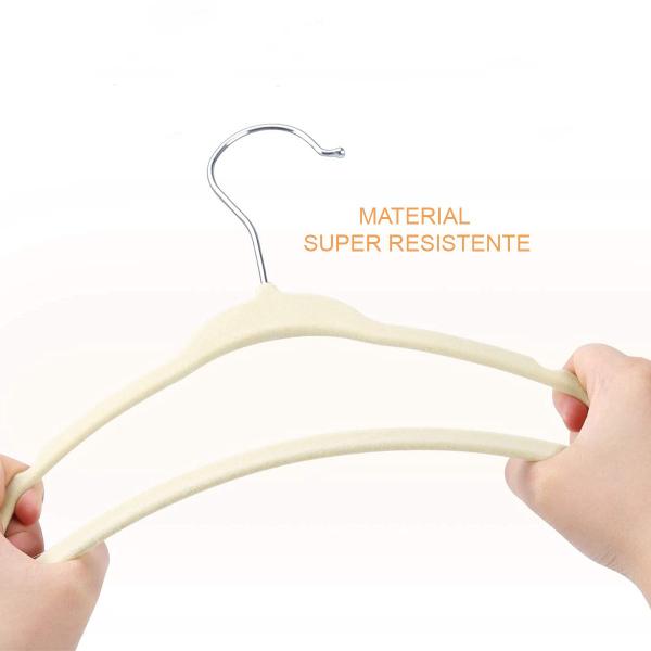 Kit 100 Cabides de Veludo bege para roupas de bebe - Toaninni Imagem de Kit 100 Cabides de Veludo bege para roupas de bebe