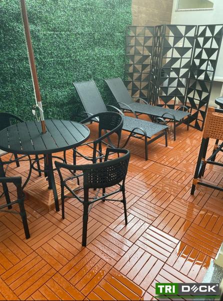 Imagem de KIT 14 PEÇAS DECK MODULAR TEXTURA MADEIRA PLÁSTICO 30x30 ÁREA PISCINA VARANDA