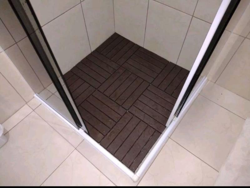 Imagem de KIT 17 PEÇAS DECK MODULAR TEXTURA MADEIRA PLÁSTICO 30x30 ÁREA EXTERNA E INTERNA PISCINA VARANDA