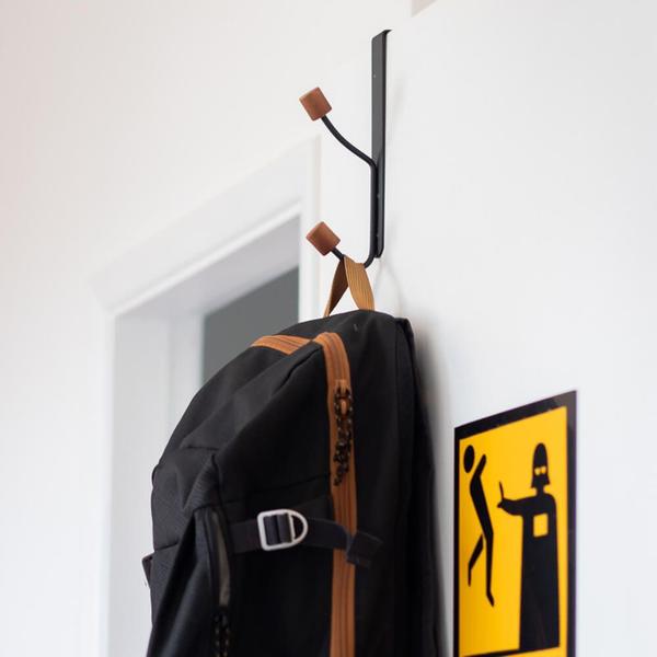 Kit 2 Cabides Gancho Suspenso Preto Fosco Porta Armário - Oikos Imagem de Kit 2 Cabides Gancho Suspenso Preto Fosco Porta Armário